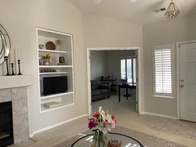 Building Photo - Lovely 2 Bed Plus Office Ranch Home on Eastside