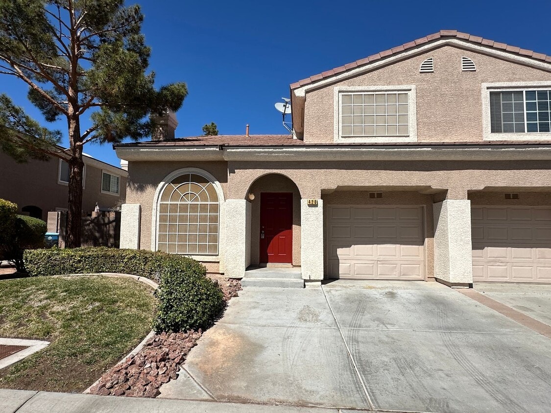 Foto principal - Silverado Ranch town-home in a gated commu...