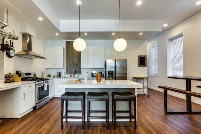 Building Photo - 706 N Racine Ave