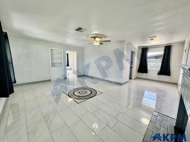Building Photo - 2037 Lake Dr