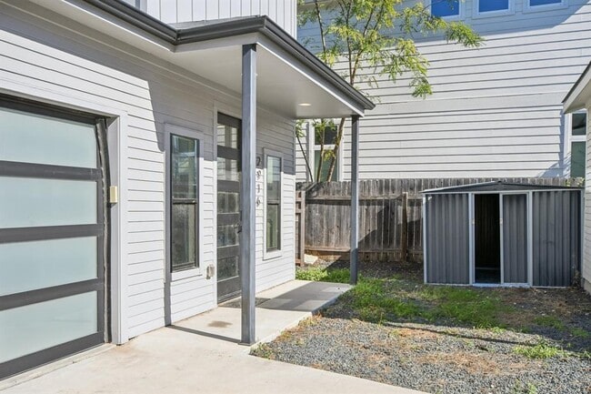 Building Photo - 2916 E 13th St