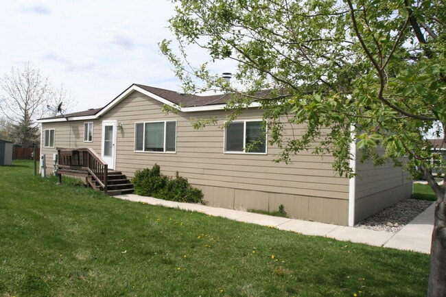 Building Photo - 3 bed 2 bath home with fireplace