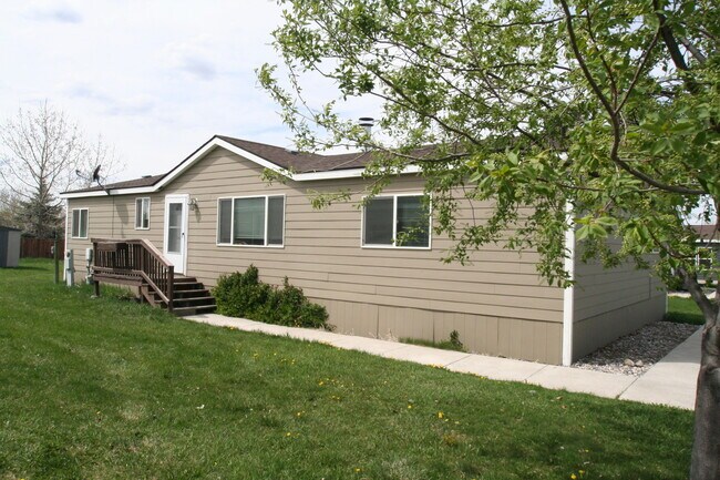 Foto del edificio - 3 bed 2 bath home with fireplace