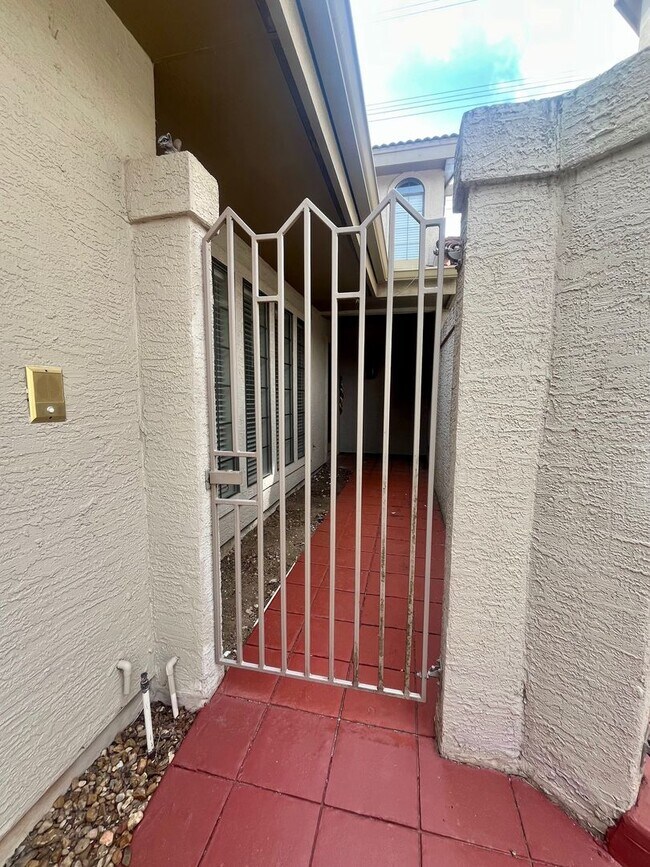 Foto del edificio - Meticulously Maintained 2/2.5 Townhome in ...