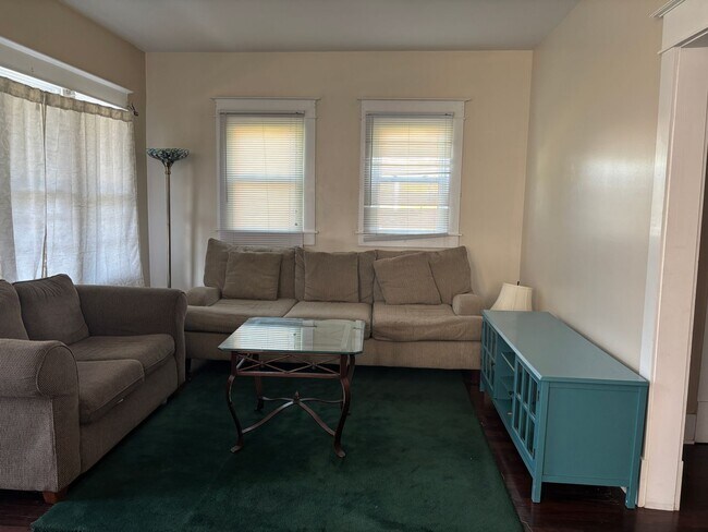 Foto del edificio - 5 Bed/2 Bath in California Neighborhood