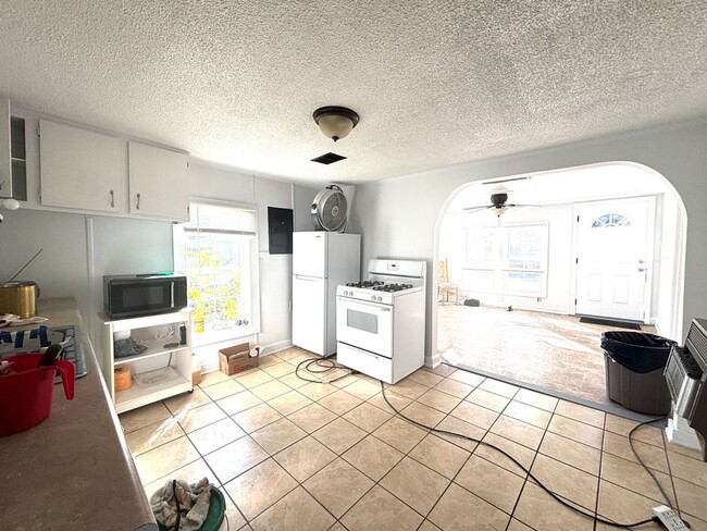 Building Photo - Country Living in Huger!