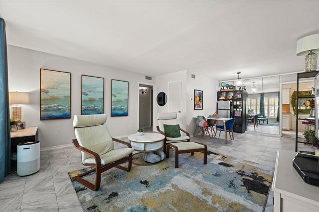 Foto del edificio - 7925 Royal Ln