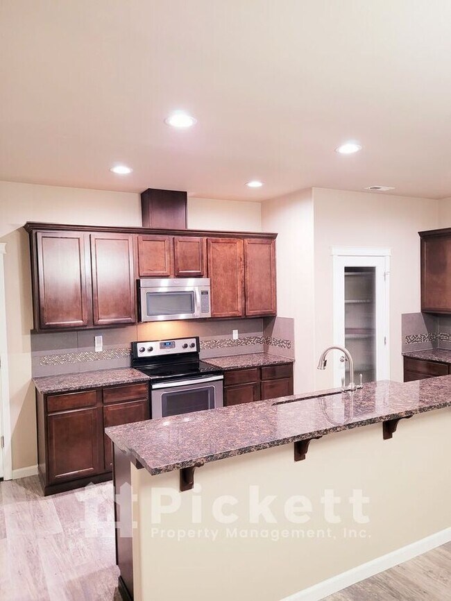 Building Photo - Large 4 Bedroom in South Kitsap