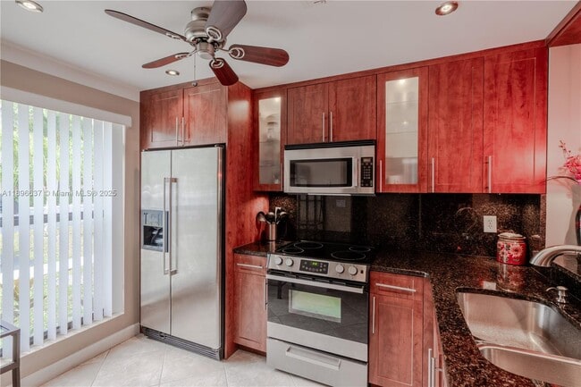 Building Photo - 3024 S Oakland Forest Dr