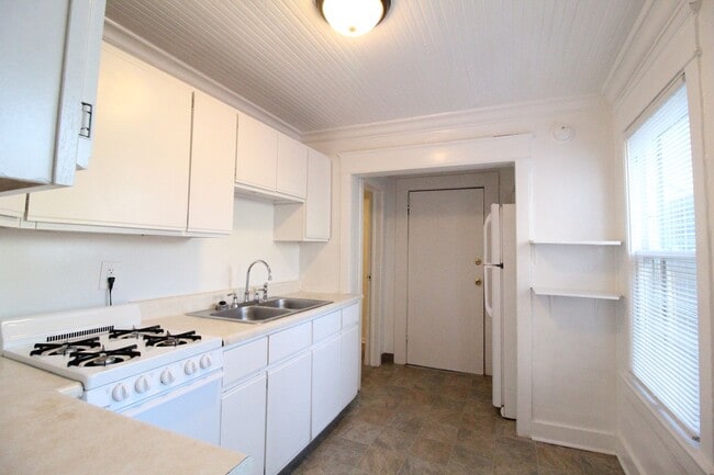 Building Photo - December FREE On This 1 Bedroom 1 Bath House Near KU Med & Westport