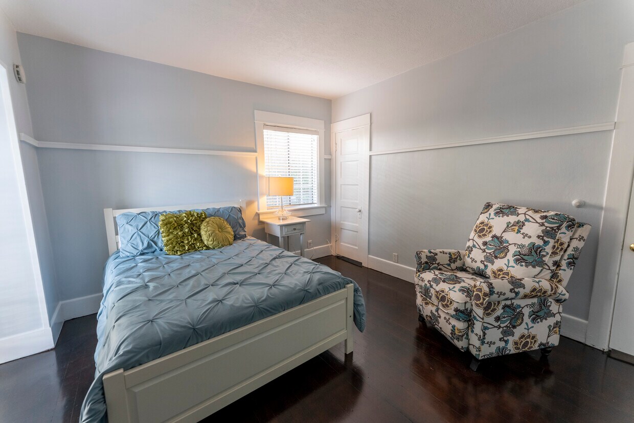 Quaint BR w/private entrance - 660 N Eleanor St