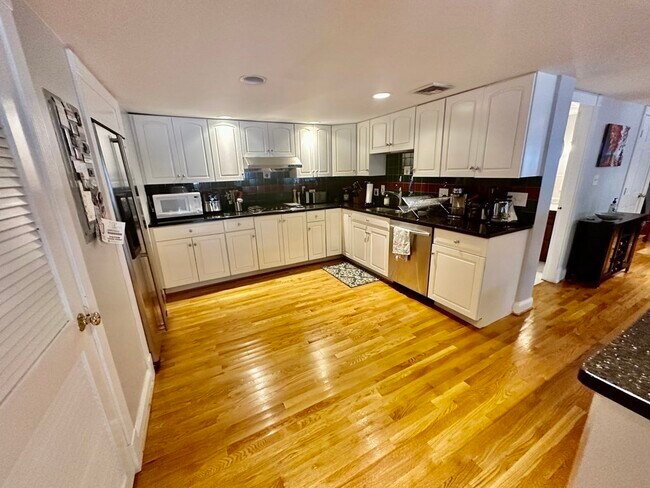 Foto del edificio - 139 Fresh Pond Pkwy