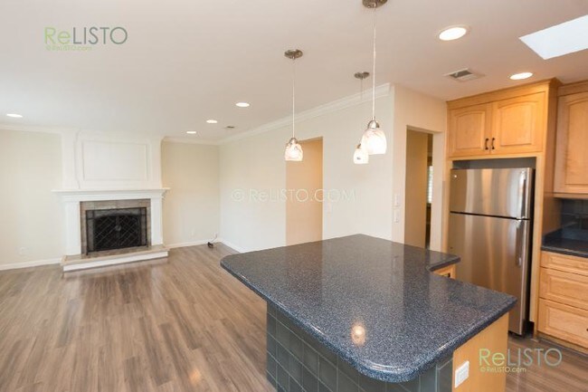 Building Photo - 647 Larchmont Dr