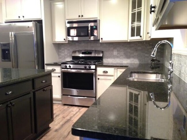 Foto del edificio - Beautiful End Unit Townhome- Internet Incl...
