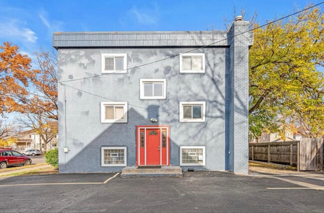 Building Photo - 423 W 31st St