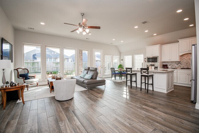 Foto del edificio - 28431 Asher Falls Ln