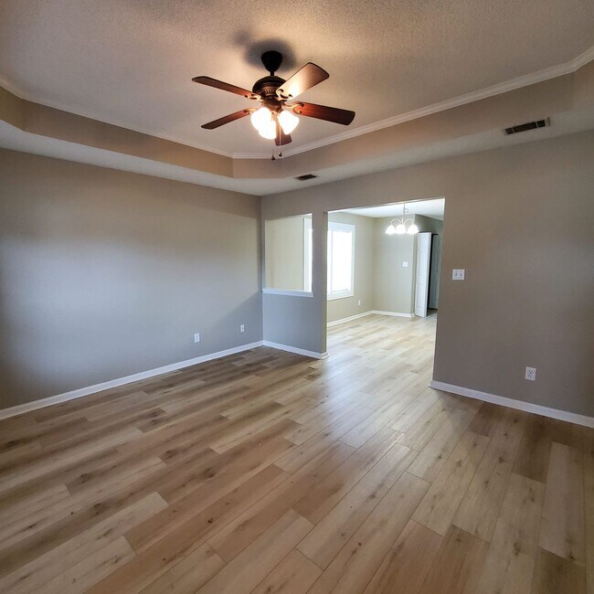 Foto del edificio - Charming Single-Story Haven in the Blue Po...