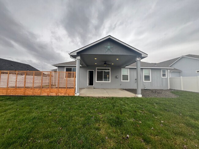 Building Photo - Move in special $400 off first months rent!