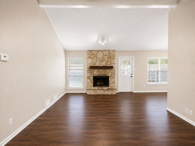 Foto del edificio - Charming 3/2 in NEISD with Stone Fireplace, Mature Trees & Spacious Backyard!  Conveniently locat...