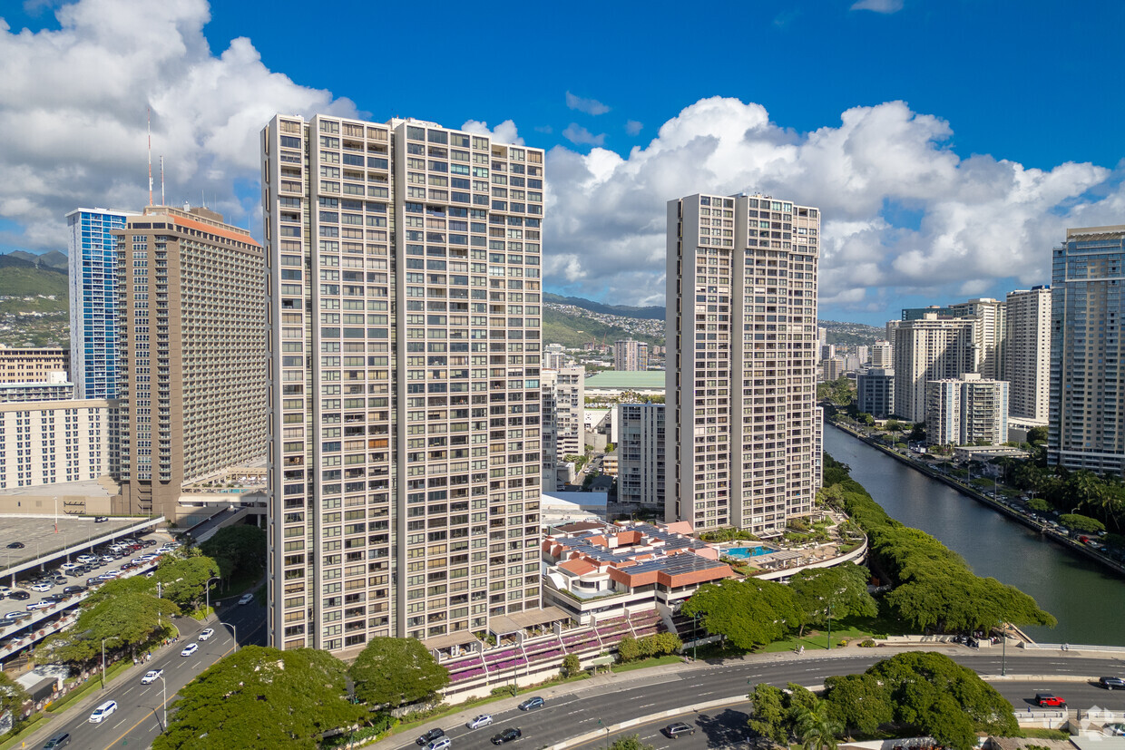 Primary Photo - Yacht Harbor Towers