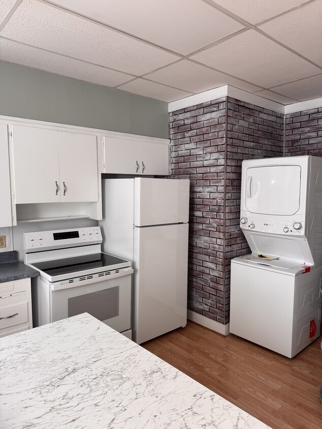 Kitchen new appliances - 102 E Main St