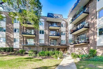 Building Photo - 1200 W Northwest Hwy