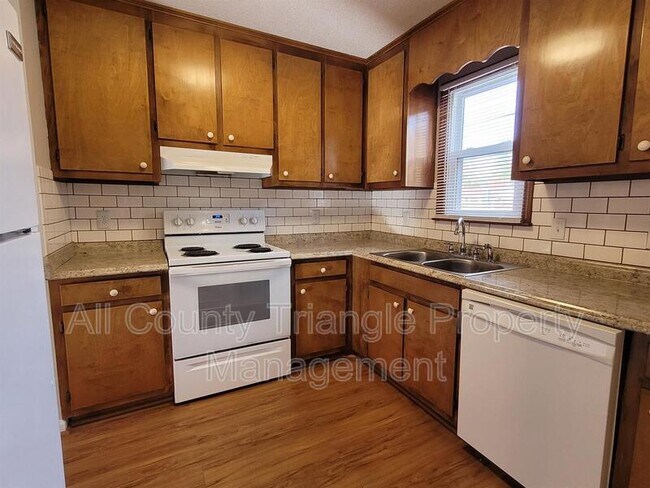 Foto del edificio - 8837 Chapel Hill Rd