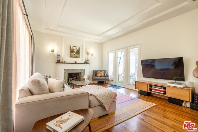 Foto del edificio - 221 W 64th Pl