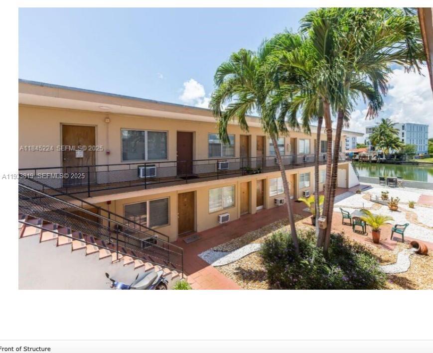 Foto del edificio - 8210 Byron Ave