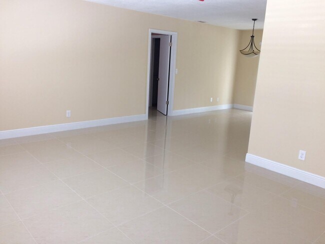 Building Photo - 12917 Guilford Cir