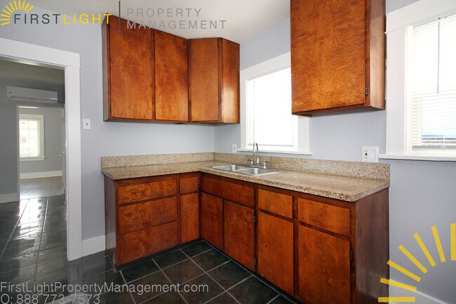 Building Photo - 440 Cerritos Ave