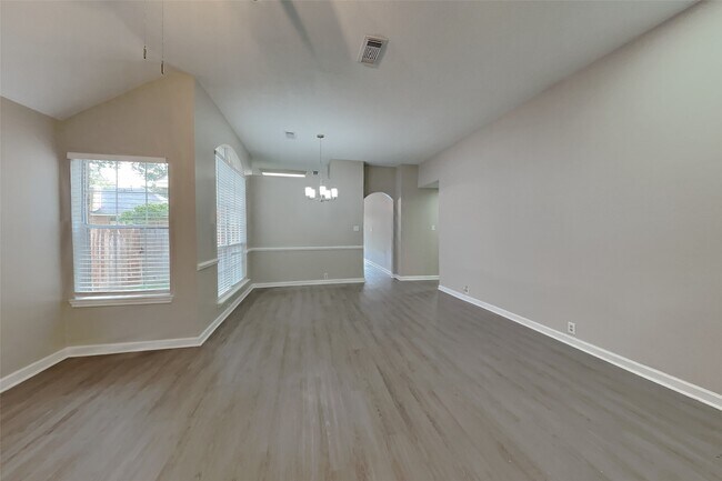 Foto del edificio - 5026 Maple Brook Ln
