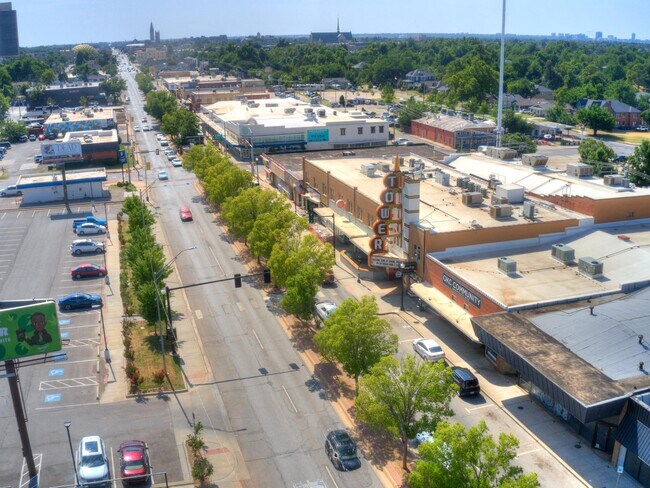 A 6 minutos a pie del Teatro Tower. - 2409 N Robinson Ave