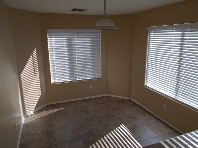 Building Photo - 7024 W Rose Ln