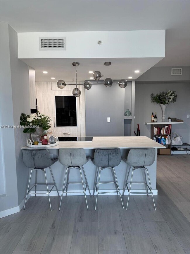 Foto del edificio - 275 NE 18th St