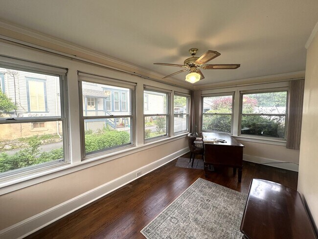 Foto del edificio - 5 bedrooms, 2.5 bathrooms