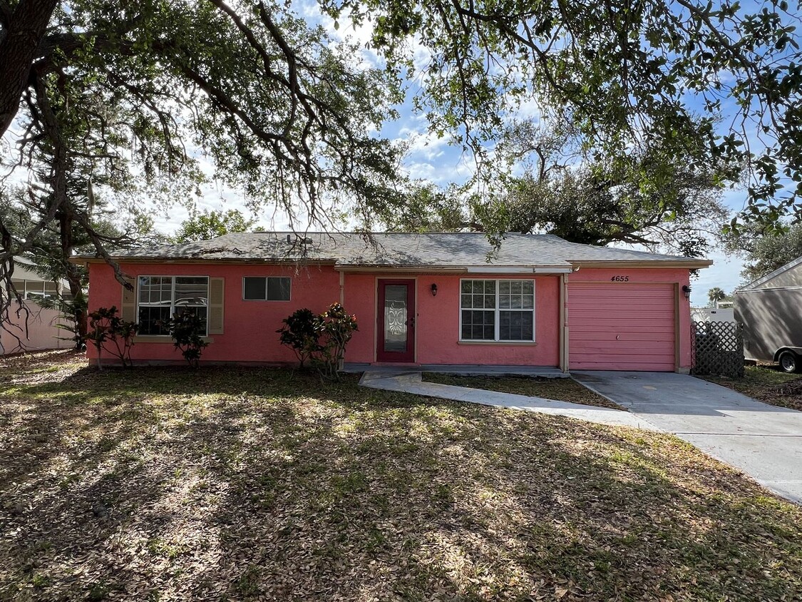 Primary Photo - Annual Rental ** Newly Updated 2 Bed / 1.5...