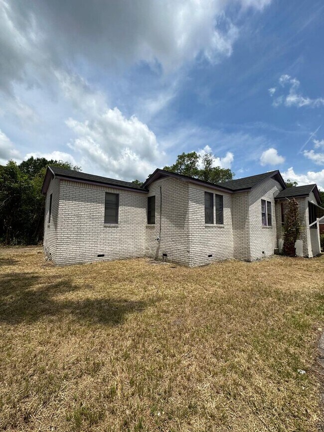 Building Photo - Fully Renovated 3/2 Available for Immediat...