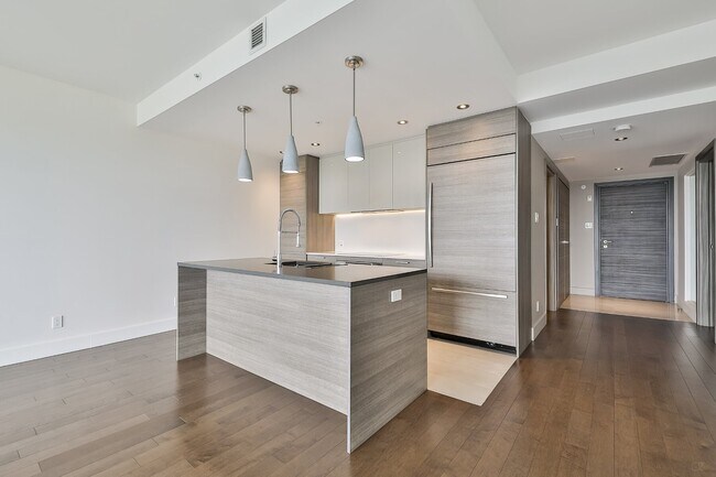 Building Photo - 9 Boul des Prairies