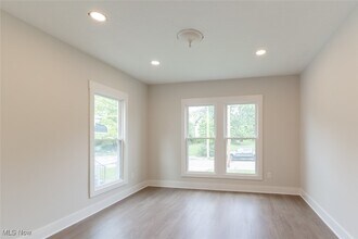 Building Photo - 1464 E 123rd St