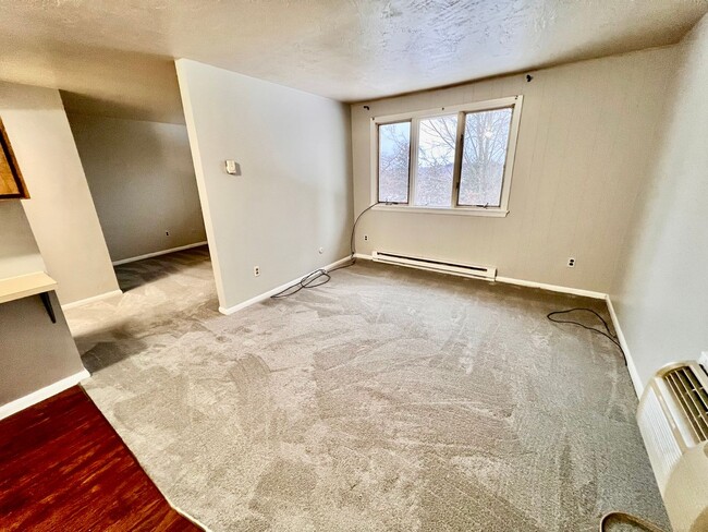 Building Photo - Moon Twp - Spacious 1 Bedroom 1 Bathroom -...