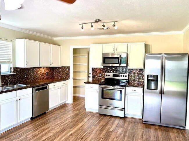 Foto del edificio - 731 Abundance Ln