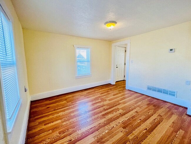 Building Photo - Four bed/1 Bath House Close to Down Town D...