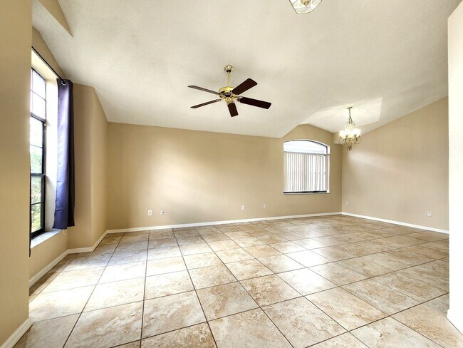Foto del edificio - Open Spacious Floor Plan; Vaulted Ceiling;...
