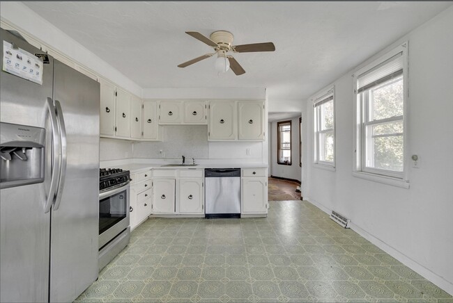 Building Photo - 24 Blaine St