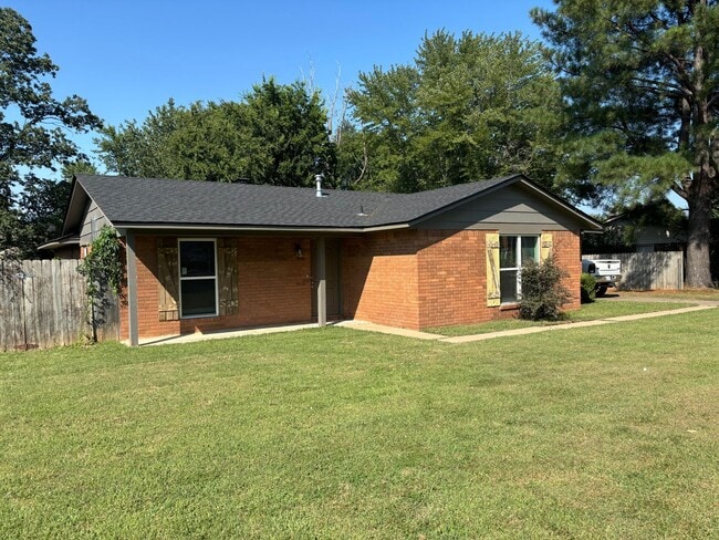 Building Photo - Three Bedroom/Two Bath Home