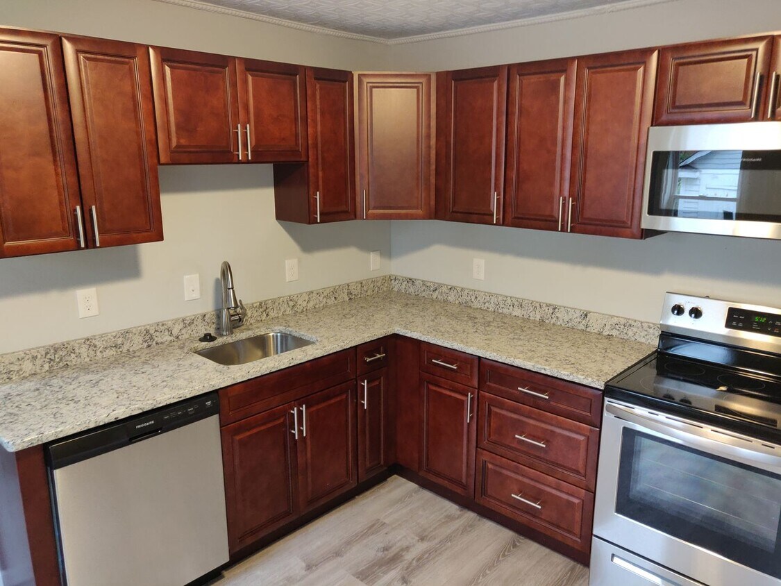 9 Cleveland Ave Unit Apt 1, Westfield, MA 01085 Room for Rent in