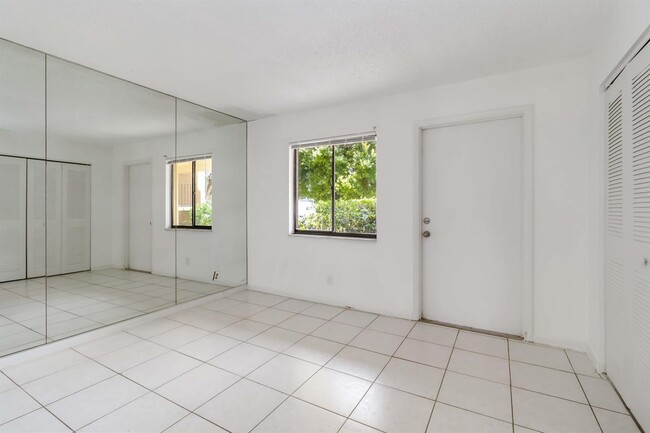 Building Photo - 2820 Tennis Club Dr