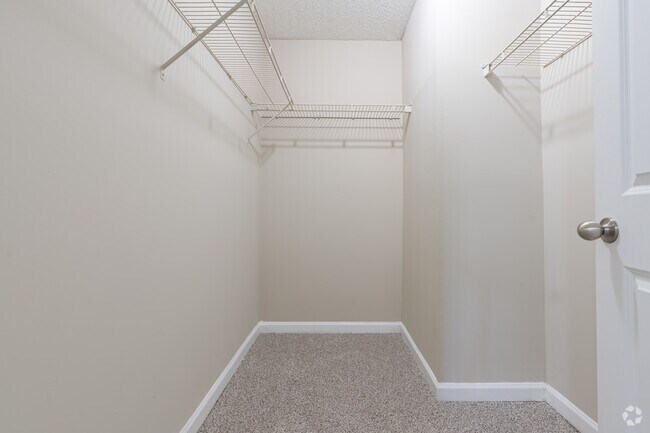 3BR, 2BA - 1,316SF - Main Walk-in Closet - Arbor Bend