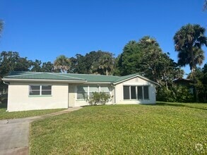 Building Photo - 1110 S Riverside Dr